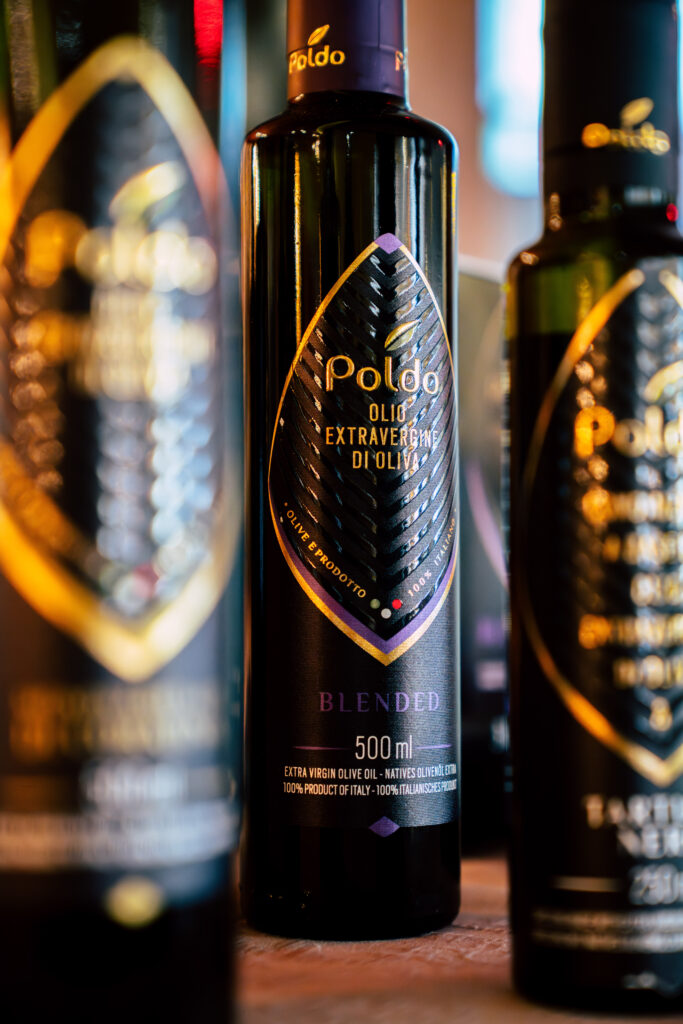 BOTTIGLIE DI OLIO DURANTE LA DEGUSTAZIONE ALL'ALPENROSE